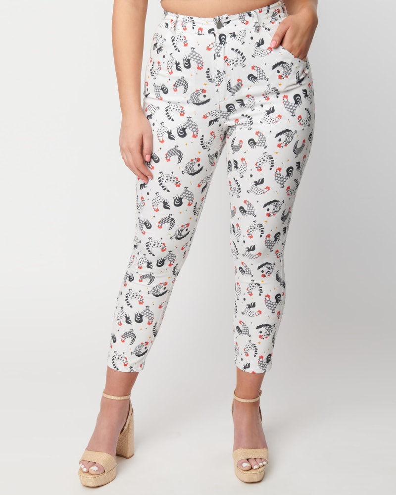 Front of a model wearing a size 1X Unique Vintage White Chicken Print Cropped Capris in White by Unique Vintage. | dia_product_style_image_id:298419